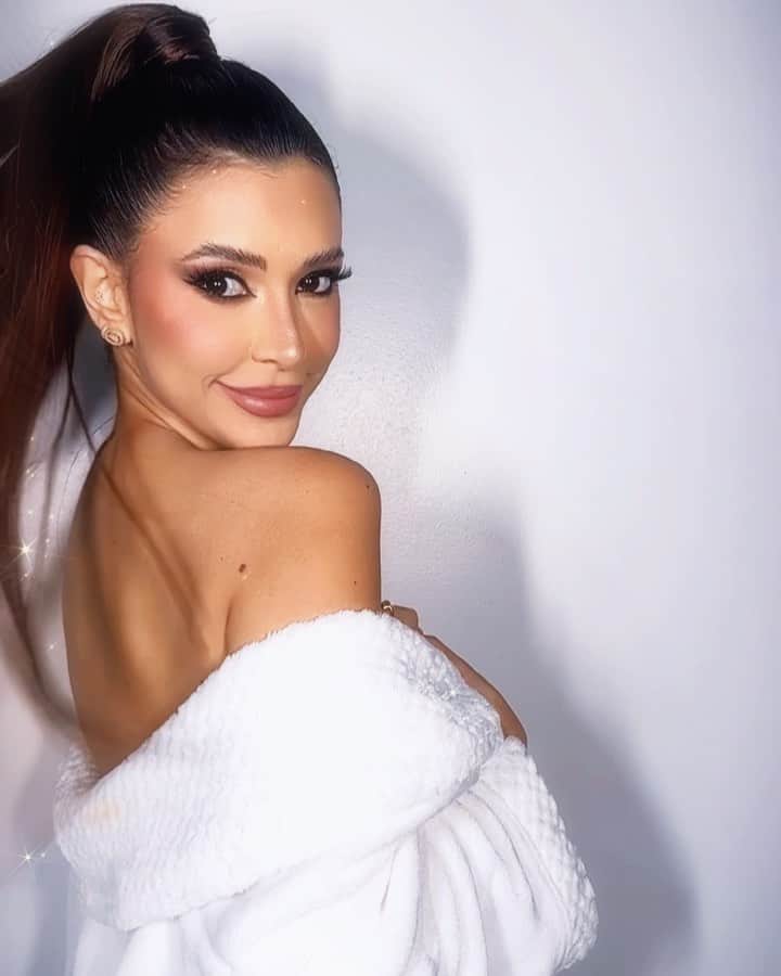Gabriela Salesのインスタグラム：「Resumo da noite mais do que especial de ontem. Pq a Angel ficou preocupada? Kkk. Obrigada por todo carinho e recepção a todos que fizeram parte desse molemente! @felicityjeans」