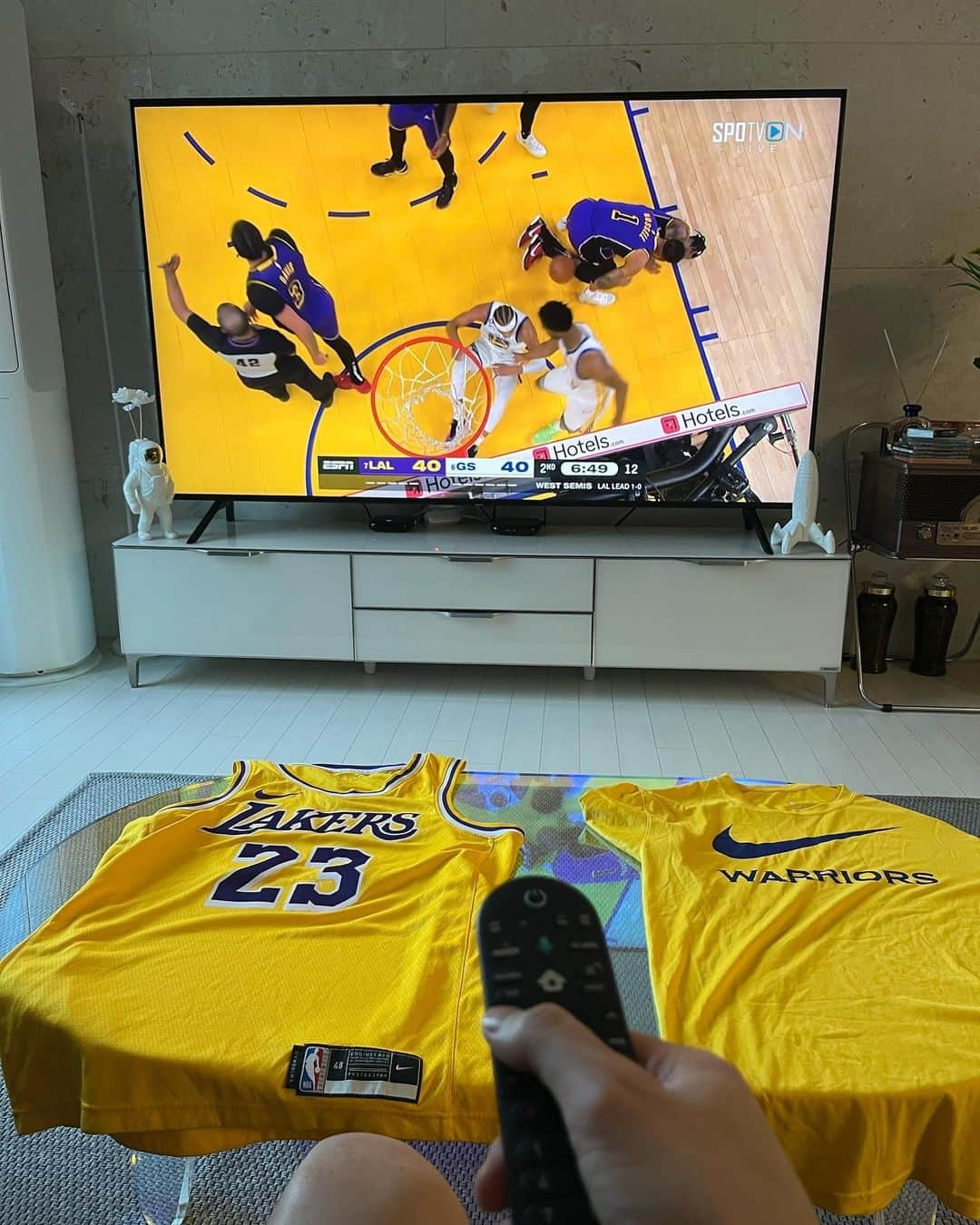 キム・スンヒョンのインスタグラム：「#nba 를 보는자세  SPOTVON1 LIVE  #골든스테이트워리어스 VS #la레이커스   #르브론제임스 #스테판커리」