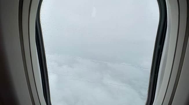 笠井信輔さんのインスタグラム写真 - (笠井信輔Instagram)「鹿児島へ、しかし❷ ANA鹿児島便 欠航の可能性もありましたが、何とか飛び旅立ちました  ところが、やはり機内では 「天候によっては、機長の判断で宮崎空港に着陸します」  とのアナウンスが不安を煽ります  しかし 飛行機は雲の中を何とか鹿児島に向かいました  そして無事着陸！！  やりました！  お迎えの方にもお会いして、 車で40分ほどかけて現場に向かっています  雨は結構激しくて よく着陸してくれました  機長さんに感謝です」5月7日 10時23分 - shinsuke.kasai