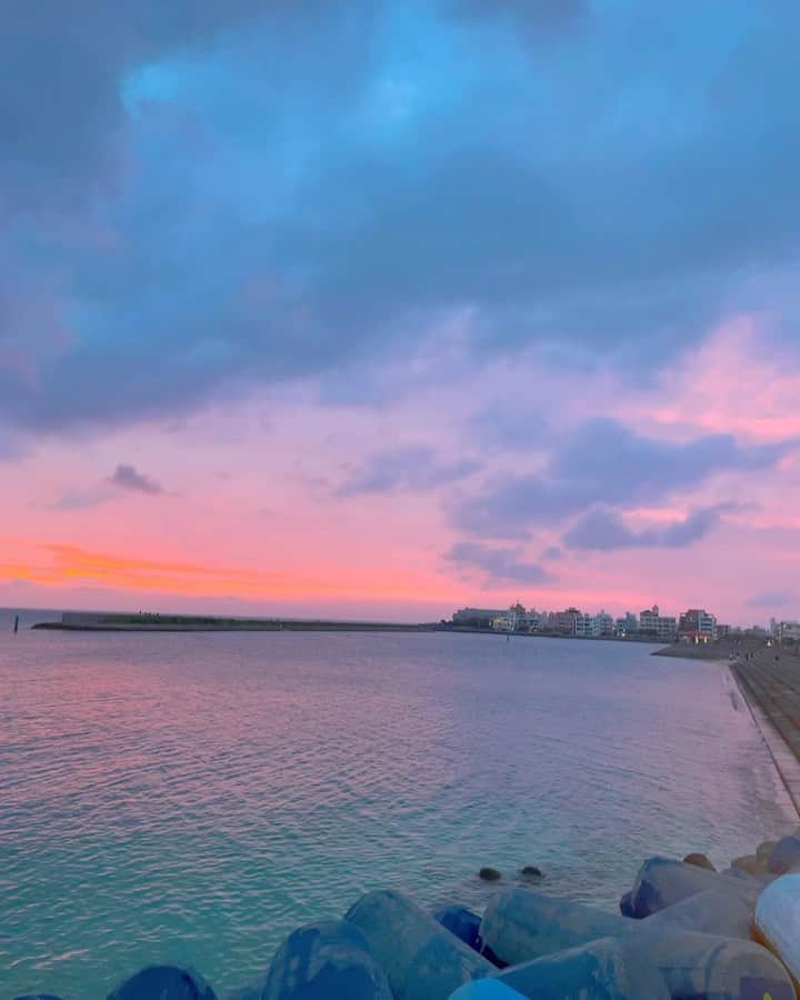 みうらうみのインスタグラム：「雲ってたからサンセット見えないと思ってたら全然綺麗に見えて嬉しかった🌇  #沖縄 #サンセット #北谷 #アメリカンビレッジ #沖縄旅行」