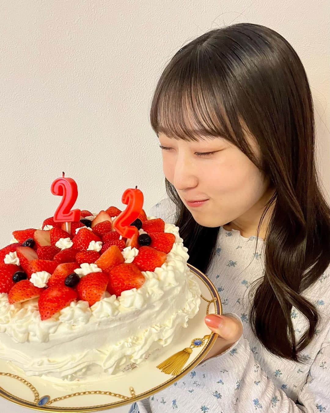 段原瑠々さんのインスタグラム写真 - (段原瑠々Instagram)「🎂  22歳になりました！  生まれてきてよかった〜😊  いつも本当にありがとう🌷      #juicejuice #段原瑠々 #22歳 #お母さんの手作りケーキ #うれしい #柏餅のあと髪整えたよ」5月7日 10時27分 - ruru_dambara.official