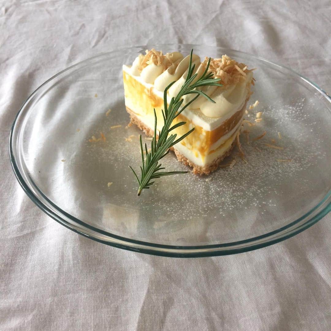 手紙社のインスタグラム：「【手紙舎 2nd STORY】 日替わりでスペシャルなチーズケーキが楽しめる「G・C・W！　(ゴールデン・チーズケーキ・ウィーク！）」は本日5/7が最終日！  本日は「マンゴーのマーブルレアチーズケーキ」をご用意しております。なめらかなレアチーズケーキに華やかな香りのマンゴーとザクザク食感のココナッツをあわせたトロピカルなチーズケーキ。ぜひお楽しみ下さい。  . 5/7MENU FOOD ・温泉卵とキャベツのカルボナーラ ・牛ほほ肉のオレンジトマト煮込み ・生パスタのナポリタン DESSERT ・チョコレートケーキ ・レモンのパウンドケーキ ・キャラメルバナナのタルト ・いちごとミルククリームのシフォンサンド ・マンゴーのマーブルレアチーズケーキ . 2023/5/7 . #手紙舎#手紙舎2ndstory#カフェ#ゴールデンウィーク#マンゴーレアチーズケーキ#デザート」