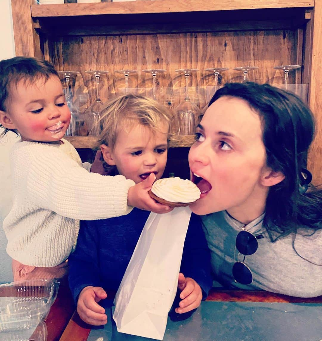 サーシャ・コーエンさんのインスタグラム写真 - (サーシャ・コーエンInstagram)「It’s the weekend 🧁 #momlife #sharingiscaring」5月7日 10時39分 - sashacohennyc