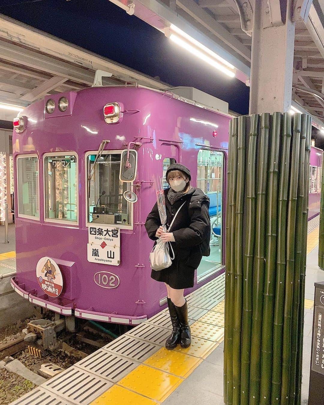 長江里加さんのインスタグラム写真 - (長江里加Instagram)「👘 京都〜嵐山〜 #17へんげ でもお話しした母との誕生日旅行での写真をちょこっと💐 電車のラッピングの色可愛い！ そして所々にある着物柄のポールすごく綺麗…🥹 感動…。 「キモノ・フォレスト」っていうんだって〜！ _」5月7日 10時42分 - o_rikachi_o