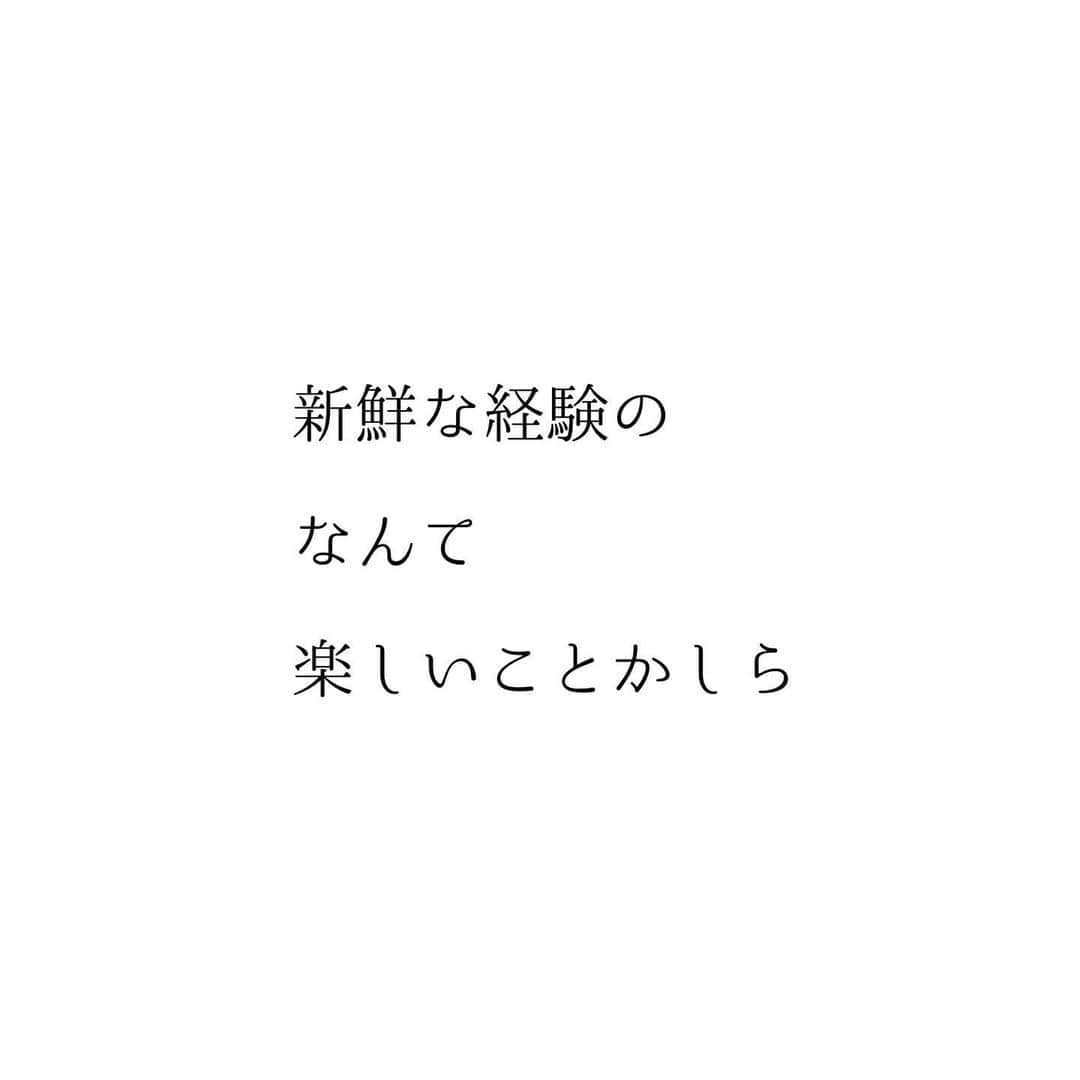 堀ママさんのインスタグラム写真 - (堀ママInstagram)「今日でGWも終わりね どうだった？  GW中も仕事だったひとは おつかれさま❤️  ずーっといつもの日常にいると あたりまえだと思っていたり ただ淡々と時間が進んでしまうことも多いわ  いつもの延長線上で 予想して期待して ハズレたらイライラしたり怒ったり ついついやっちゃいがちだから  時には いつもと違う 場所や環境や人間関係に 身を置いてみるのって 良いことだと思うのよね  もちろん 違う経験や発見そのものも とってもすてきなんだけど それ以上に  自分の感覚が洗われて いつもの日常に帰った時に いつもと違った目で見ることが できるような気がするの  非日常で日常の 鬱憤やストレスを 発散するのが大切な時もあるけど  日常を輝かせるために 非日常を楽しみたいの。 だって新しい経験や感情が 目をおおってる小さな手を 取り払ってくれるんだもの。  だからあたしは旅が好きよ うふふ。  #旅 #発見 #五感 #経験 #日常を紡いでく #非日常   #大丈夫」5月7日 10時42分 - hori_mama_