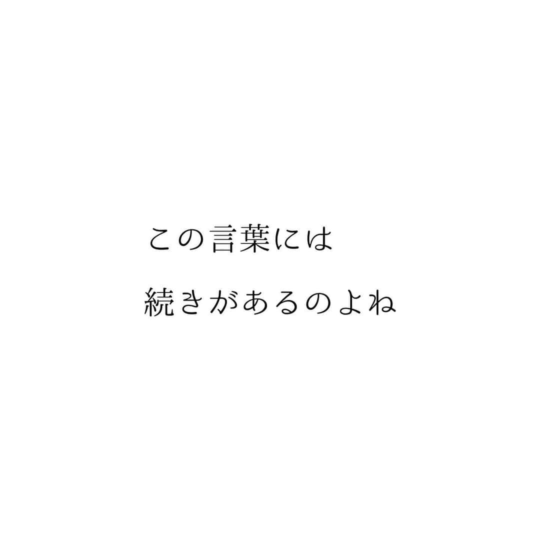 堀ママさんのインスタグラム写真 - (堀ママInstagram)「今日でGWも終わりね どうだった？  GW中も仕事だったひとは おつかれさま❤️  ずーっといつもの日常にいると あたりまえだと思っていたり ただ淡々と時間が進んでしまうことも多いわ  いつもの延長線上で 予想して期待して ハズレたらイライラしたり怒ったり ついついやっちゃいがちだから  時には いつもと違う 場所や環境や人間関係に 身を置いてみるのって 良いことだと思うのよね  もちろん 違う経験や発見そのものも とってもすてきなんだけど それ以上に  自分の感覚が洗われて いつもの日常に帰った時に いつもと違った目で見ることが できるような気がするの  非日常で日常の 鬱憤やストレスを 発散するのが大切な時もあるけど  日常を輝かせるために 非日常を楽しみたいの。 だって新しい経験や感情が 目をおおってる小さな手を 取り払ってくれるんだもの。  だからあたしは旅が好きよ うふふ。  #旅 #発見 #五感 #経験 #日常を紡いでく #非日常   #大丈夫」5月7日 10時42分 - hori_mama_