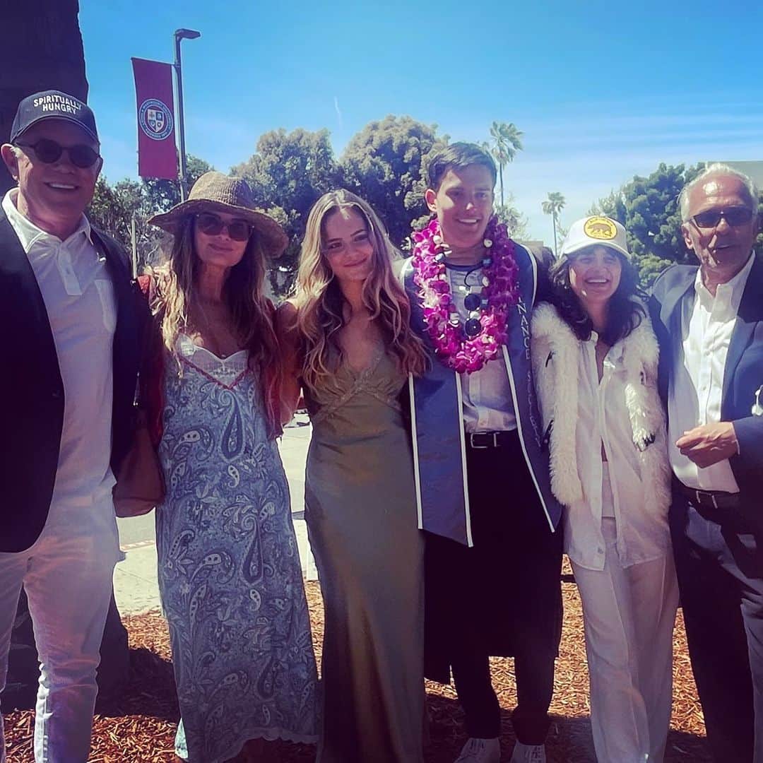 ガブリエル・アンウォーのインスタグラム：「Hugo Che Verea graduates #lmu surrounded by love & pride @shareef @grampawoosah malnik @paisleyverea @willowxylia @elchela #happiness」