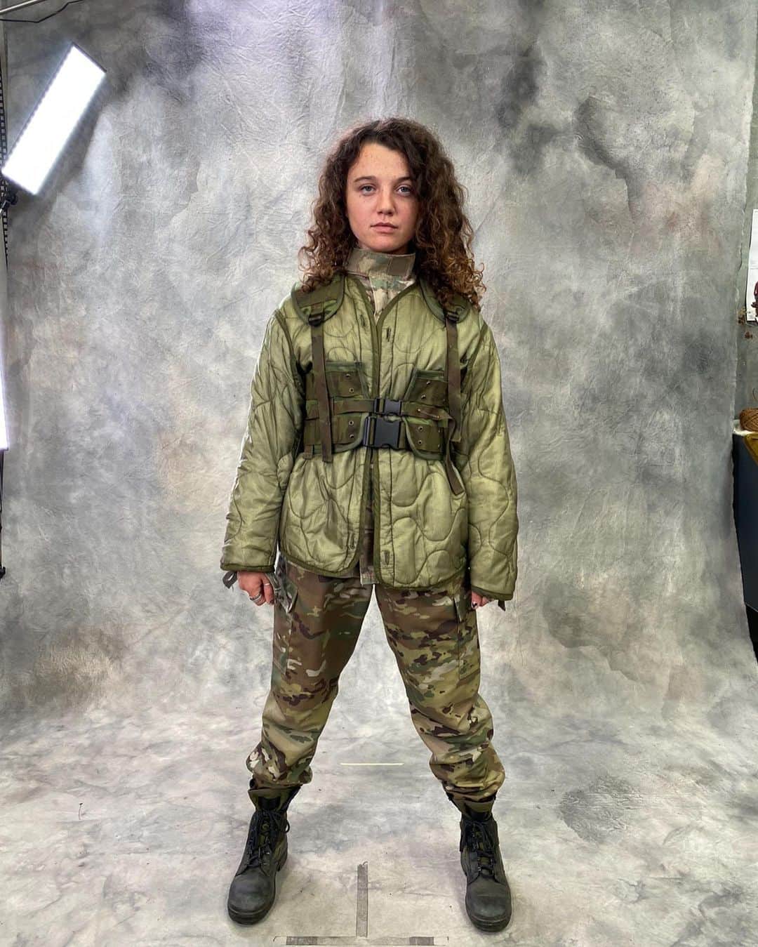 ステファニア・ラビー・オーウェンのインスタグラム：「📸 @sweettoothnetflix bts 😉」