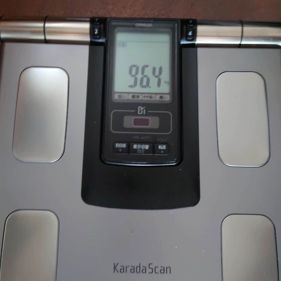 鈴木おさむさんのインスタグラム写真 - (鈴木おさむInstagram)「５月7日 体重、96キロ台 血圧、高めだな」5月7日 10時54分 - osamuchan_suzuki