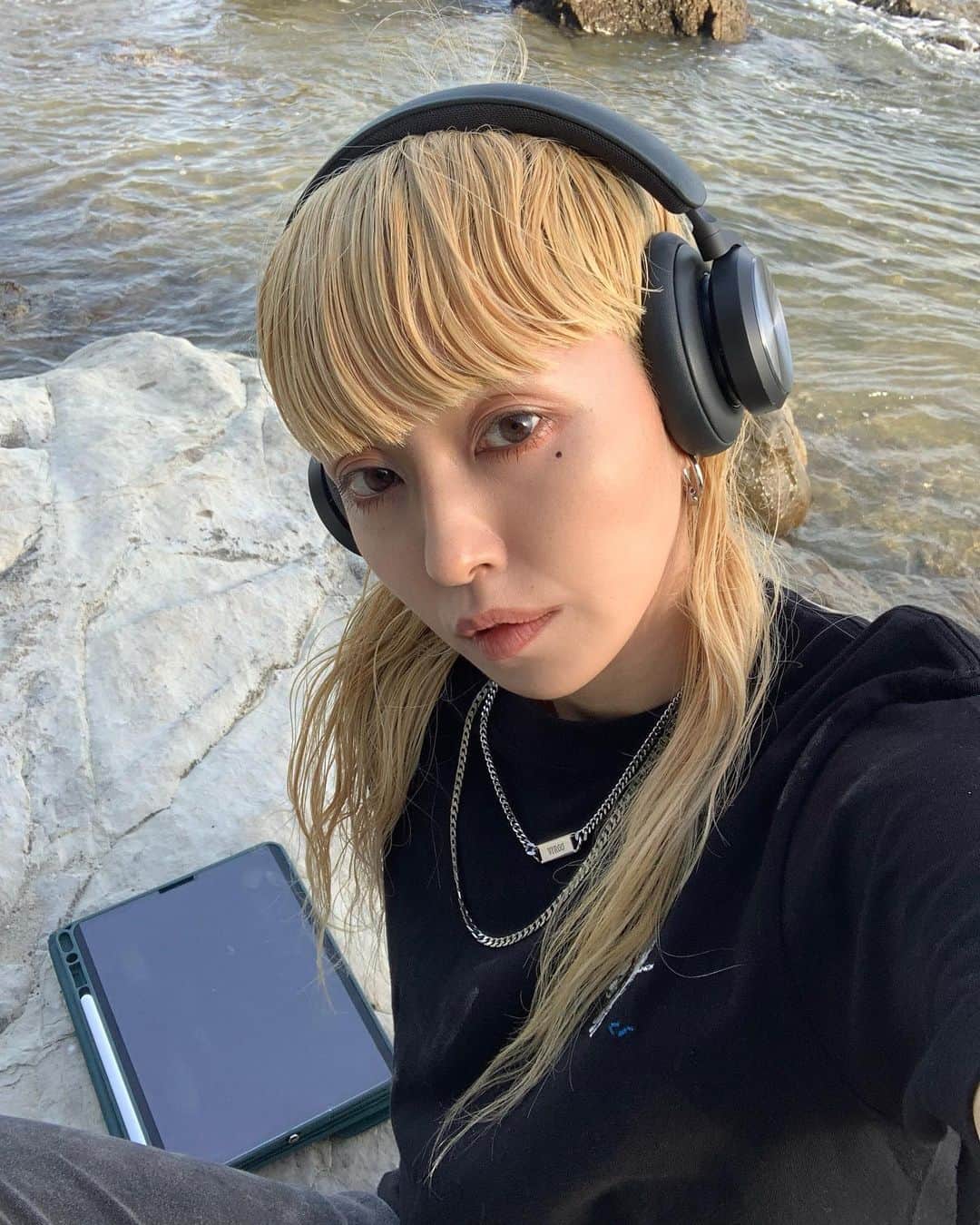 PELIのインスタグラム：「BANG&OLUFSENヘッドホンを連休中、1人の時間にはほぼ着けて過ごしてました🌊最高だった  びっくりするくらいのノイズキャンセリング機能で、リアルタイムで周囲の環境音を測定して自動調整してくれるらしく、体感は耳に膜が張ってるみたいになる🪞　 集中が苦手で瞑想が出来なかったけど、初めて20秒くらい出来たような気がした^_^  でも環境音も結構好きです🦜  あと、ふわっとしてて長時間着けてられたし、音質がすごく奥行き？があって高音が頭にキンキンしない上品な音で、両耳に大きな空間が付いたみたいな感じ。あと充電も全然減らないのも助かる🪩   DJ用のヘッドホンには向いてないかもだけど、1人で音を楽しむには最高で一生使うって思った。  岩にも✨🪨✨」