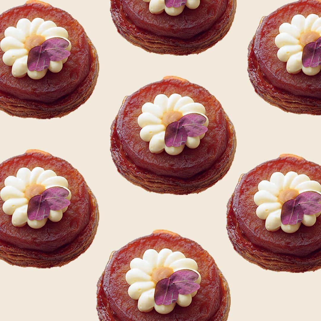 のインスタグラム：「今すぐパリに行きたくなる絶品お菓子図鑑。 パリジェンヌ＆パリジャンが愛してやまない、食べるのがもったいないほどの可愛いお菓子と旬のパティスリーを5つご紹介🧁 夏休みには、これらのお菓子に出合いにパリを訪れてみるのもいいかも！？  1_デリカティスリー・パール・ニナ・メタイエのタルトタタン 生クリームを花びらのように絞り、中央のキャラメルをポイントにしたタルトタタン（8ユーロ）。バターたっぷりの生地に軟らかく煮たリンゴの酸味がポイント！ ( @ninametayer )  2_セドリック・グロレのサントノレ バニラ風味のクレームパティシエールを詰めたシューの上に、バニラ風味のシャンティイを花びらのようにデコレーション。オペラ通り店で販売するサントノレ（2～3人用、35ユーロ）は絶品。 ( @cedricgrolet )  3_ラデュレのタルト オ シトロン ショウガを利かせたタルト オ シトロン（8ユーロ）。ザクザクした生地にレモンクリーム、ふんわりとしたライムとショウガのクリーム、レモンコンフィとライムピールが絶妙にマッチ。 ( @maisonladuree )  4_ボンタンのモンブラン アールグレイ風味のモンブラン（2～3人用、25ユーロ）。ほろりとくずれるサブレ、ふわふわのメレンゲと生クリームとともに、口の中で華やかに香りが広がる。（ @bontempsparis ）  5_ル・ビュルガンディー・パリのパリブレスト ヘーゼルナッツやピーカンナッツなど多彩なナッツで展開したパリブレスト（12ユーロ）。写真はヘーゼルナッツの濃厚なプラリネと軽いクレーム・パティシエール、ローストした丸ごとのヘーゼルナッツ入り。 ( @leburgundyparis )  まだまだおすすめしたいパリのお菓子図鑑、続きはこちらの記事でチェックして。 https://madamefigaro.jp/paris/230430-paris-patisseries.html  photography: Shiro Muramatsu text: Chiaki Mitomi   #ケーキ #cake #パリ #paris #スイーツ #sweets」