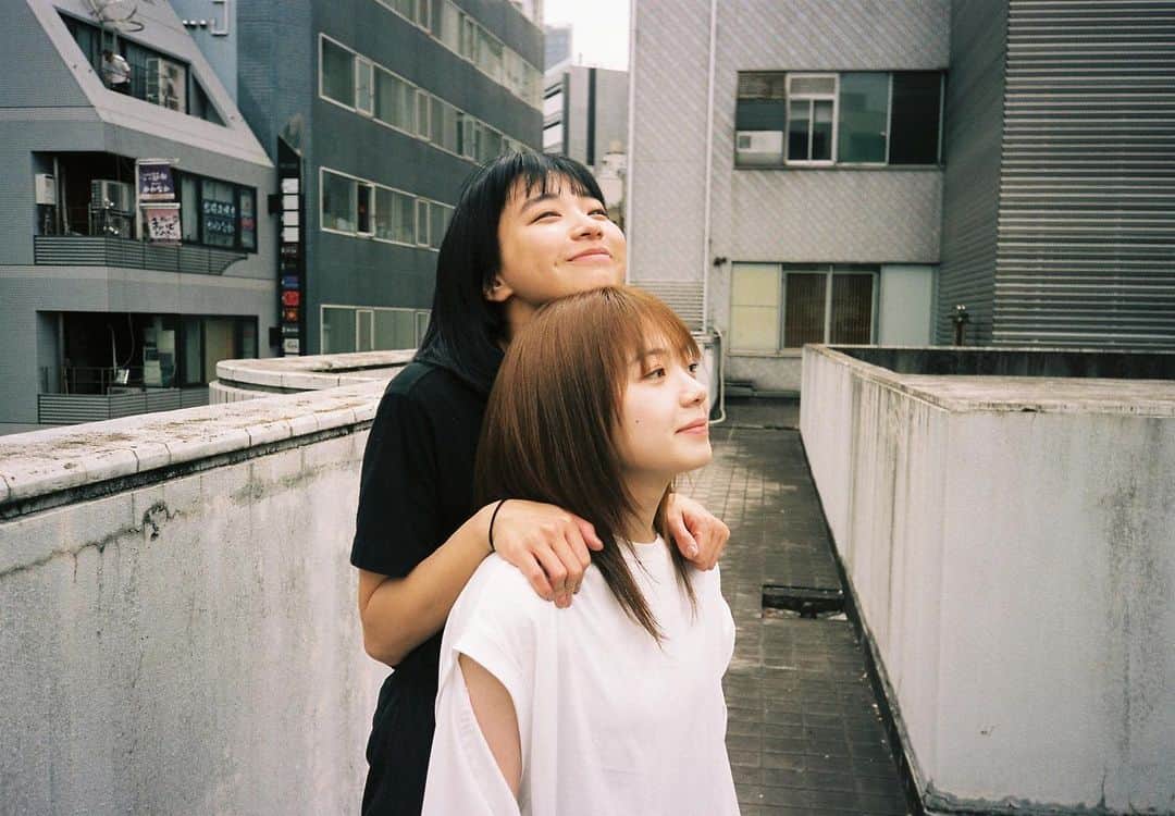 坂ノ上茜のインスタグラム：「. #舞台エヴァンゲリオンビヨンド 昨夜開幕しましたー！！！ こけら落としたぜ〜〜  最後の拍手とスタオベすごかったな〜 きっと忘れないだろうな〜 お越しくださった方々、ありがとうございました！  28日まで新宿THEATER MILANO-Za 6/3〜4は長野 まつもと市民会館 6/10〜19は大阪 森ノ宮ピロティホール にて公演します！ 是非観にきてください！  写真はエリ役のひろなちゃんと @hironamurata081229  公演パンフレットのオフショット🥰 フィルム現像したらいい感じだった✌︎」