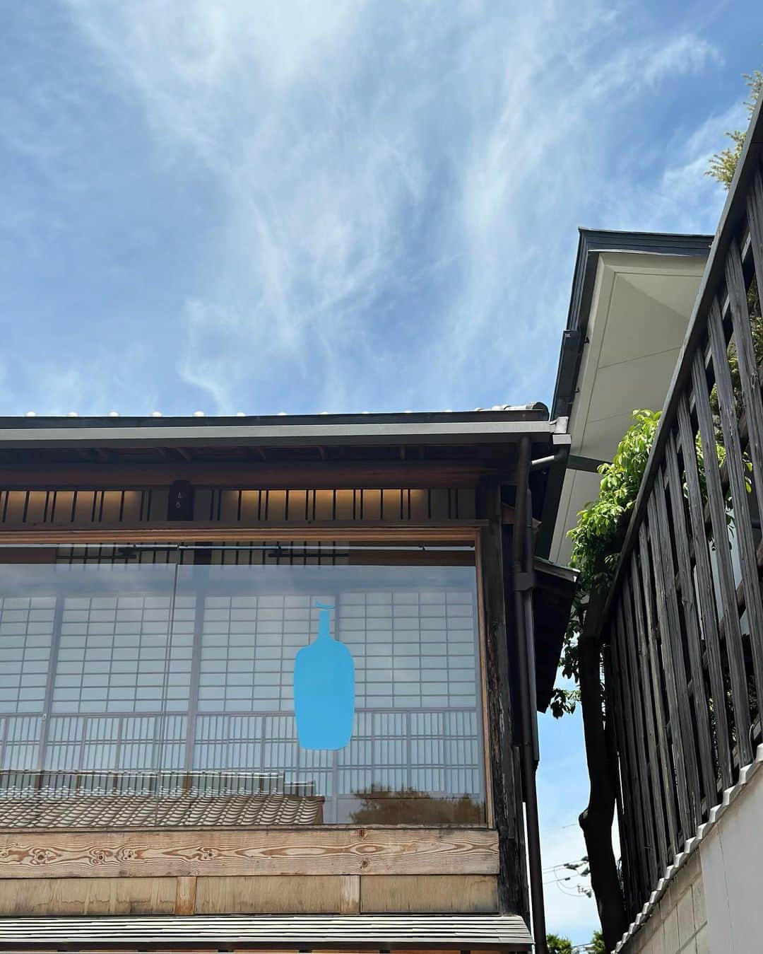 happyyopyさんのインスタグラム写真 - (happyyopyInstagram)「京都のブルーボトルは 京町家をリノベーションして 作られてて素敵すぎて2時間ぐらい ぼ〜っとコーヒー飲んでた😂❣️  ここまで行く道がまた新緑が気持ちよくて 散歩コースによかった♡♡ また訪れたい🍃  #よぴコーデ #京都 #京都カフェ」5月7日 11時07分 - happyyopy