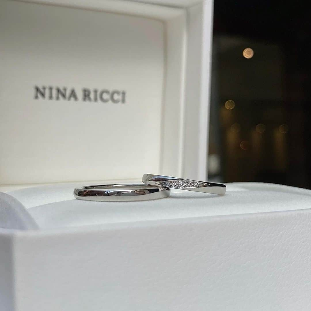 JKプラネット銀座.表参道.福岡|結婚指輪セレクトショップのインスタグラム：「【NINA RICCI-ニナ リッチ　-】 パリ・モンテーニュ通りのニナ リッチ本店の内装に用いられている縄目模様にインスパイアされた「TORSADE（トルサード）」シリーズから、シンプルなフォルムの中にエレガントなフレンチモダンスタイルのブランダルリングが登場✨ 　　　　　　 💍メンズ　6R1B03  レディースのラインに合わせたシンプルで着けやすいデザインとなっております！  価格▷ ¥124,300 　Pt900  💍レディース　6R1B04 流れるように程よいダイヤモンドがセッティングされ手元を上品に演出💎  価格▷ ¥134,200　Pt900  ┈┈┈┈┈┈┈┈┈┈┈┈┈┈┈┈ その他のリングの投稿はこちらをタップ ˗ˏˋ @jkplanet.jewelry ˎˊ˗  ┈┈┈┈┈┈┈┈┈┈┈┈┈┈┈┈ ⇩NINA RICCI 取り扱い店⇩ 銀座本店・銀座2丁目店・横浜元町店・大宮店・名古屋栄店・福岡天神店・鹿児島天文館店  ⇩JKPLANET SHOPLIST⇩ 銀座本店・銀座2丁目店・表参道店・横浜元町店・大宮店・名古屋栄店・福岡天神店・熊本上通店・宮崎橘通り店・鹿児島天文館店 ┈┈┈┈┈┈┈┈┈┈┈┈┈┈┈┈  #JKPLANET #JKプラネット #結婚指輪のセレクトショップ #婚約指輪のセレクトショップ #ninaricci #ニナリッチ #結婚指輪 #マリッジリング #婚約指輪 #エンゲージリング #結婚指輪探し #婚約指輪探し #指輪 #ブライダルリング #ブライダルジュエリー #ウェディング #プロポーズ  #結婚準備 #プレ花嫁 #プレ花婿 #ウェディングレポ  #wedding #marriage #bridal #bride #ring #jewelry #diamond #platinum #rings」