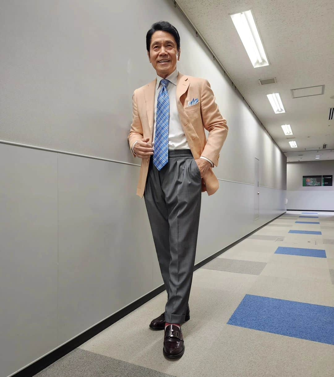 峰竜太のインスタグラム：「#アッコにおまかせ #jacket #isaia #shirt #yamatoyashirt #tie#tomfordmen #pants #berwich #shoes #tods」