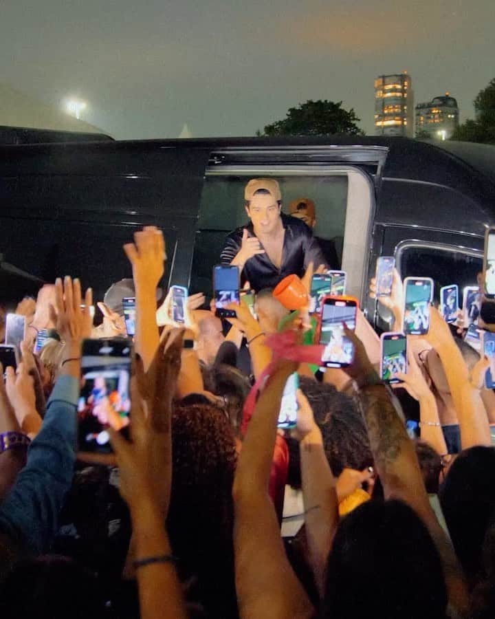 ルアン・サンタナのインスタグラム：「saindo do show e ainda tentando absorver tudo que vivemos hoje no @luancityfestival em SP. eu sou o cara mais feliz do mundo inteiro e amanhã vcs que aguentem, pq que vou postar tudo que rolou.  por hoje é só agradecer por tanto. amo vcs !! 😍」