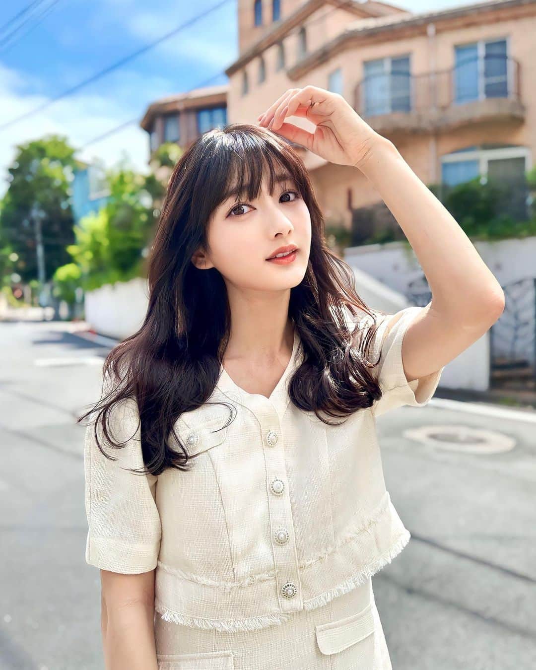 加藤瑠美のインスタグラム：「@tatsukahiroshi 💇‍♀️✨ 2ヶ月ぶりに田塚さんのところへ♡ のびのびの前髪からようやく解放された〜💫 前髪最高すぎる🥺👍👍👍 カラーも最近はずっと暗めです🪶 昨日風強くて撮るの大変だったけどトリートメントのおかげで髪がちゅるちゅるすぎて一切絡まらず😳！！ 細毛なのにすごい！感動しました👏 ありがとうございました🌻 ワンピはこの間のイベントで購入した @herlipto 💋  📍 #gardenomotesando  @tatsukahiroshi 東京都渋谷区神宮前5-2-19 表参道山田ビル2F 03-5468-8686  #japanesegirl#omotesando#gardenomotesando#年子ママ#東京ママ#ガーデン表参道#前髪#前髪カット#herlipto」