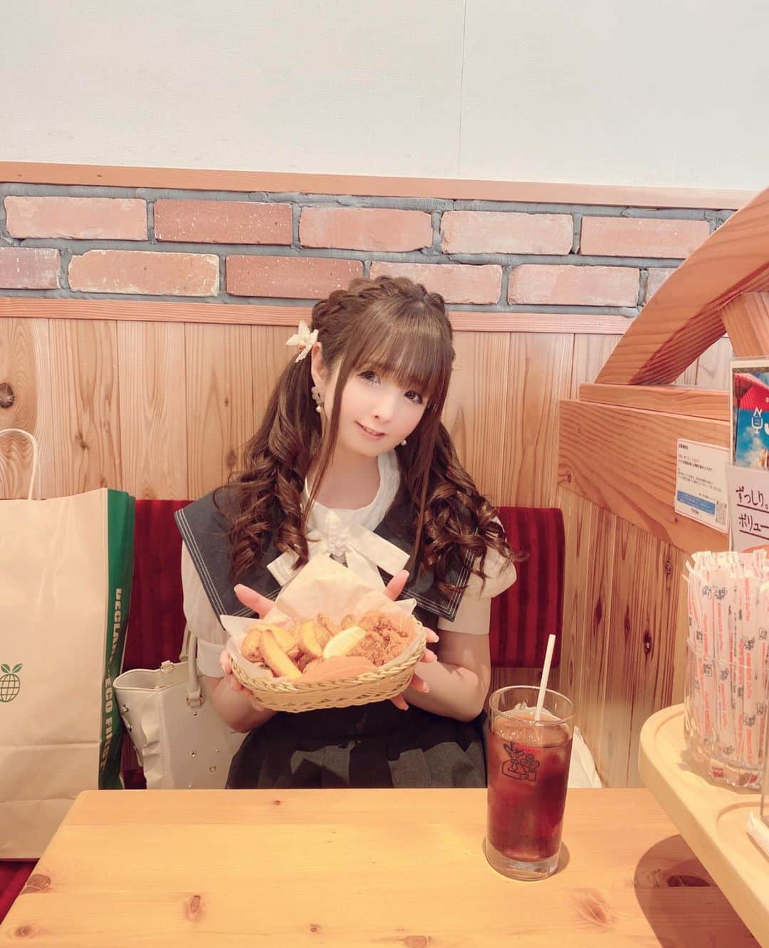 伊藤芽衣のインスタグラム：「画像チェックが おわっていないので、 順不同 で投稿していきます♡ ⁡ 大阪行きの 前日は、 ラフォーレ店の イベント初日！ ⁡ こちらも めいち オープンから店頭に行って♡ ⁡ 落ち着いてきた頃に ちょっぴり抜け出して、 大阪で必要な 足りない備品の 買い出しに行きました！ ⁡ お腹すいたので、 お昼に コメダ珈琲さんで コメチキ！ ⁡ コメチキは めいが好きなからあげです♡ ⁡ 個人的に 忙しいときでも ⁡ 3食は どんなに遅れてもきちんと 食べるようにしています♡ ⁡ #コメダ珈琲 #コメダ珈琲店 #コメチキ #コメダ珈琲」
