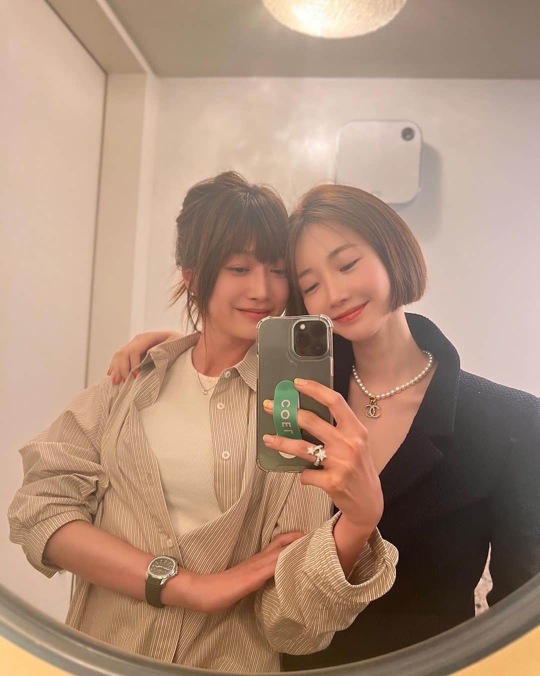 のインスタグラム：「🌈👩‍❤️‍👩 mirror selfie with you 😝💖😝🌈」