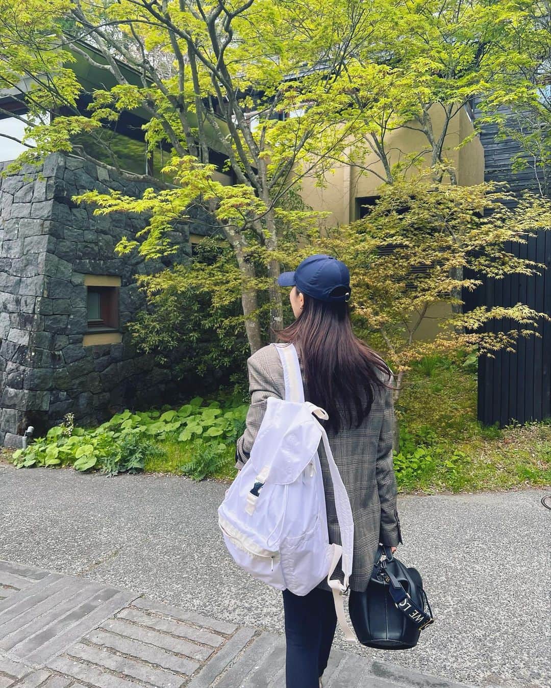 神崎恵のインスタグラム：「・ 昨晩帰宅し、今朝から仕事開始です。 雨の日曜。 マイペースにがんばりましょ☺️ 5枚目は、今回の持参コスメです。」