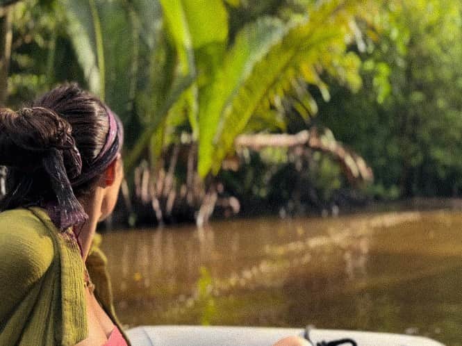 Jessicaさんのインスタグラム写真 - (JessicaInstagram)「Swimming under Tank Girl, walking through new surf villages, Bonnie charming the local ladies, snorkeling with micro jellyfish (ouch), Bonnie getting into my toiletries, fun with dad, exploring mangroves, uncle Greig and Tank Girl.   #mentawai #mentawaiislands #boatlife #family #adventure #catamaran」5月7日 23時55分 - jessleebuchanan