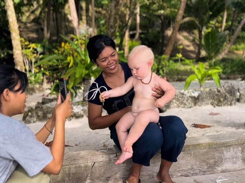 Jessicaさんのインスタグラム写真 - (JessicaInstagram)「Swimming under Tank Girl, walking through new surf villages, Bonnie charming the local ladies, snorkeling with micro jellyfish (ouch), Bonnie getting into my toiletries, fun with dad, exploring mangroves, uncle Greig and Tank Girl.   #mentawai #mentawaiislands #boatlife #family #adventure #catamaran」5月7日 23時55分 - jessleebuchanan