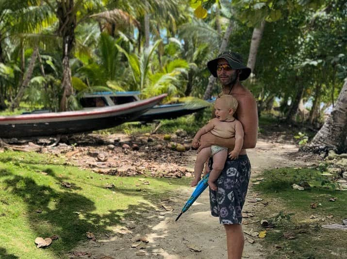 Jessicaさんのインスタグラム写真 - (JessicaInstagram)「Swimming under Tank Girl, walking through new surf villages, Bonnie charming the local ladies, snorkeling with micro jellyfish (ouch), Bonnie getting into my toiletries, fun with dad, exploring mangroves, uncle Greig and Tank Girl.   #mentawai #mentawaiislands #boatlife #family #adventure #catamaran」5月7日 23時55分 - jessleebuchanan