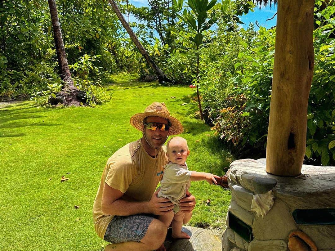 Jessicaさんのインスタグラム写真 - (JessicaInstagram)「Swimming under Tank Girl, walking through new surf villages, Bonnie charming the local ladies, snorkeling with micro jellyfish (ouch), Bonnie getting into my toiletries, fun with dad, exploring mangroves, uncle Greig and Tank Girl.   #mentawai #mentawaiislands #boatlife #family #adventure #catamaran」5月7日 23時55分 - jessleebuchanan
