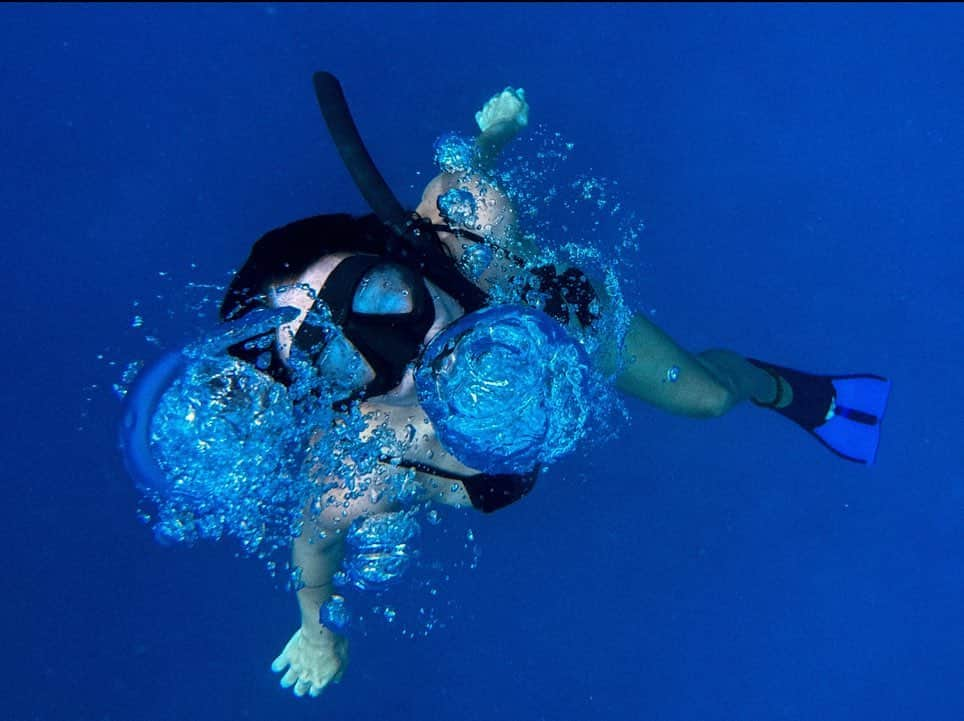 Jessicaさんのインスタグラム写真 - (JessicaInstagram)「Swimming under Tank Girl, walking through new surf villages, Bonnie charming the local ladies, snorkeling with micro jellyfish (ouch), Bonnie getting into my toiletries, fun with dad, exploring mangroves, uncle Greig and Tank Girl.   #mentawai #mentawaiislands #boatlife #family #adventure #catamaran」5月7日 23時55分 - jessleebuchanan