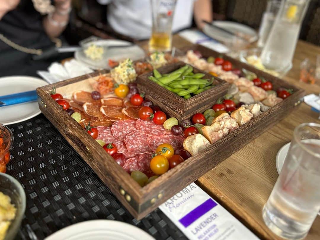 中川愛海さんのインスタグラム写真 - (中川愛海Instagram)「GWは美央ママとBBQ！ 昨年は柳家→関西ツアーしたねと懐かしく話しながら全く同じメンバーで過ごしてました😊楽しい今年初のBBQができよかった‼️ くるりのBBQ今がまさによいシーズンだなと自分でも思った💕コロナ禍大変な時に改装してよかったなと😊 ぜひBBQ🍖よろしくお願いします🥺 BBQは知り合いのみ限定なので😊ご予約は私DMまで😊 @ami_nakagawa_  @ami_nakagawa_amyuran  #中川愛海 #一日一回カンパイ #昼飲み最高 #朝活女子部 #朝活からの肉活」5月7日 11時40分 - ami_nakagawa_