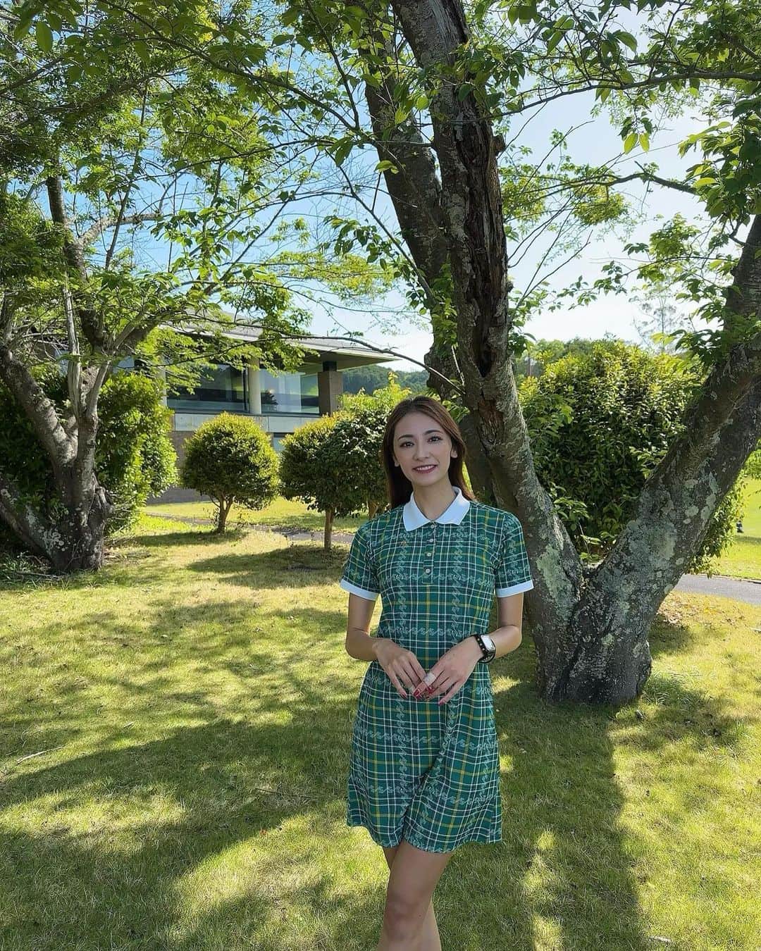 のインスタグラム：「目に優しい感じ🍀  ウェア可愛いのに手が全然可愛くないw  #ゴルフ #ゴルフ女子 #ゴルフコーデ #レザレクション #ワンピース #テーピング #新沼津カントリークラブ #近藤みやび #埼玉 #所沢」