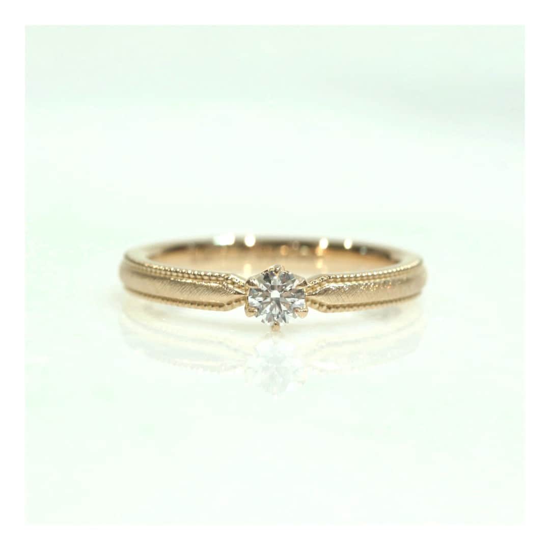 ith / イズ オーダメイド結婚指輪さんのインスタグラム写真 - (ith / イズ オーダメイド結婚指輪Instagram)「ダイヤモンドは0.1ctで控えめに。 日常でも身に着けられる大きさを考えて選ばれました。  指輪全体には細かく線を重ねて格子状に模様をつける “メーゼ” のを施し、セミマットなお仕立てに。  縁取りにはミル打ちの玉飾りを。古くからヨーロッパのジュエリー制作で用いられてきた技法で、どことなくアンティークな趣きを醸し出します。  職人が手仕事で作り上げた婚約指輪は、指に着けると温かな表情を見せてくれます。    ▽ 指輪について 婚約指輪：アロー K18YG：要お見積もり  ***** ith公式アカウント情報 *****  【WEB🔗】 @ith_marriage TOPへ 　☞ プロフィールURLをタップ  【ハッシュタグ🕊】 #イズマリッジ  *********************************  【 #鍛造リング 🔨】 #シャンパンゴールド も選べる 職人の手で鍛え上げた高密度のお仕立て  【 #ライフスタイルジュエリー 】 さりげなく毎日を彩るジュエリー ith ECストア ☞  @ith_jewelry   #マット #アンティーク  #婚約指輪 #エンゲージリング #カスタマイズ #オーダーメイド #結婚指輪探し #結婚指輪選び #結婚指輪オーダー #手仕事 #指輪選び #指輪探し #職人技 #婚約 #プロポーズ #ミル打ち #結婚準備 #プレ花嫁 #花嫁準備 #ゴールドリング  #ダイヤモンド #2023夏婚 #2023秋婚 #2023冬婚  #2024春婚 #柏  お問い合わせコード：13994」5月7日 11時50分 - ith_marriage