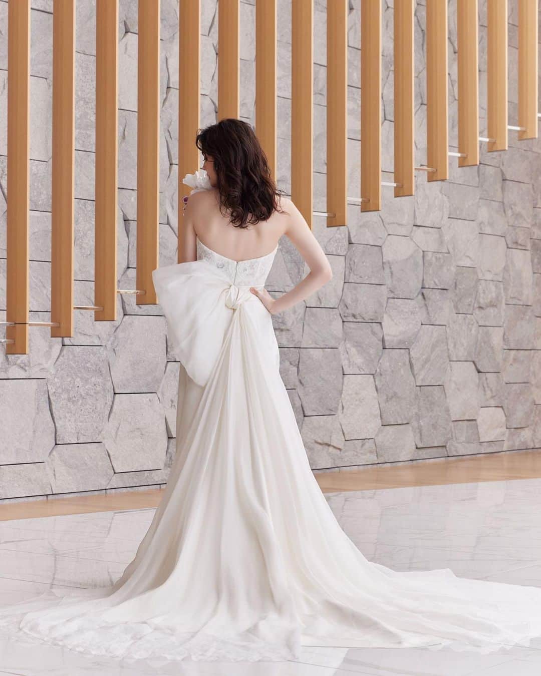Magnolia Whiteのインスタグラム：「・ Giuseppe Papini▶︎  イタリア古来の伝統裁縫技術を用いた独創的なデザインが特徴なGiuseppe Papini。 身に纏う花嫁様が一番美しく見えるシルエットを作り上げ、360°どこから見ても完璧なドレスラインを構築。 イタリア国内で最高レベルと称されるシルクを使用したファブリックは、伝統を継承しながらもモダンでスタイリッシュな装いを演出します。  Dress: @giuseppepapini  Alessa Handring salon: omotesando」