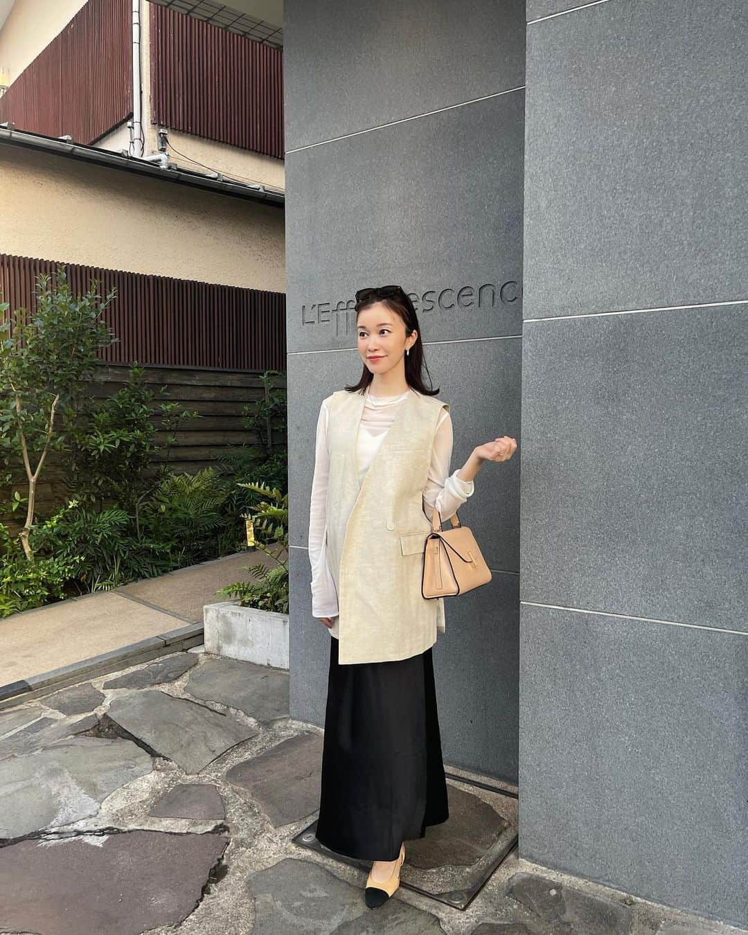 都築理沙のインスタグラム：「東京妊婦コーディネートたち🤰  テーマはとにかくまだ入るいつもの服で、なんとかする！笑  今季着る機会を逃したトレンチがまたParisに戻ったら活躍しそう☺️  #妊婦コーデ #マタニティコーデ」