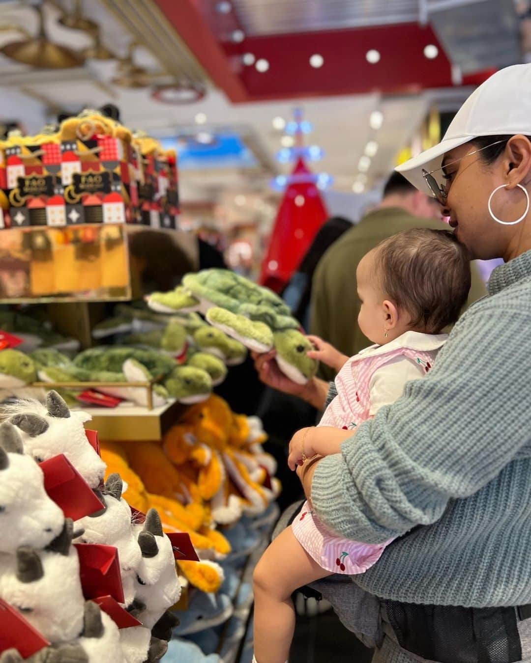 プリヤンカー・チョープラーのインスタグラム：「Saturday done right. 🥹❤️😍🥳」