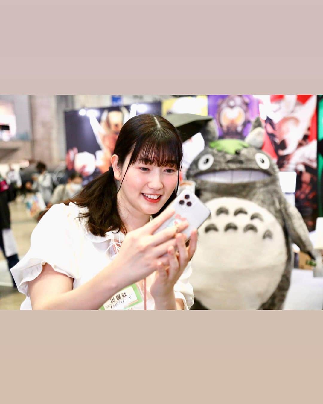 西原さつき（さつきぽん）さんのインスタグラム写真 - (西原さつき（さつきぽん）Instagram)「「ニコニコ超会議2023」にお越しくださった皆さま、ありがとうございました‼︎ ⁡ 去年ぐらいからオリジナルの歌を作っていて、最近の新曲を合わせて合計3曲リリースしました。人のいないところでコツコツ曲を作っていたのですが、まさか人前で歌える日が来るなんて‼︎もともとライブパフォーマンスはあまり考えていなかったので、実は本番まで（未だかつてないほどに）緊張していました。。。 ⁡ カラオケにもほとんど行かない私なのですが、家のお風呂で歌うのは大好きなのですよね🫧みんなも家では歌ってる？ ⁡ ライブの2週間ぐらい前から緊張し過ぎてしまっていて……ご飯があまり食べられないくらい緊張していました。メンタルが体調に出やすいさつきです。笑 ⁡ でも歌い始めたら駆けつけてくれた人や、足を止めて聞いてくれた人もたくさんいて、とってもとっても勇気もらえました。本当にありがとう‼︎もう、泣きそう‼︎ ⁡ ライブってやり終えてみると楽しいね。歌う前は不安でいっぱいだったのですが、目の前の人達と一体感が味わえるというか……一緒にその場の空気感を作っていける感じがして、またやりたいなぁと思いました。こうやって、ハマっていくのかも。。。笑 ⁡ 最後は一緒にブースを作ってくれたみんなと記念撮影。本当にありがとうございました‼︎ ⁡ #さつきぽん #乙女塾 #スタジオさつきぽん #トランスジェンダー #transgender #ニコニコ超会議2023  #幕張メッセ」5月7日 21時00分 - satsuki_nishihara