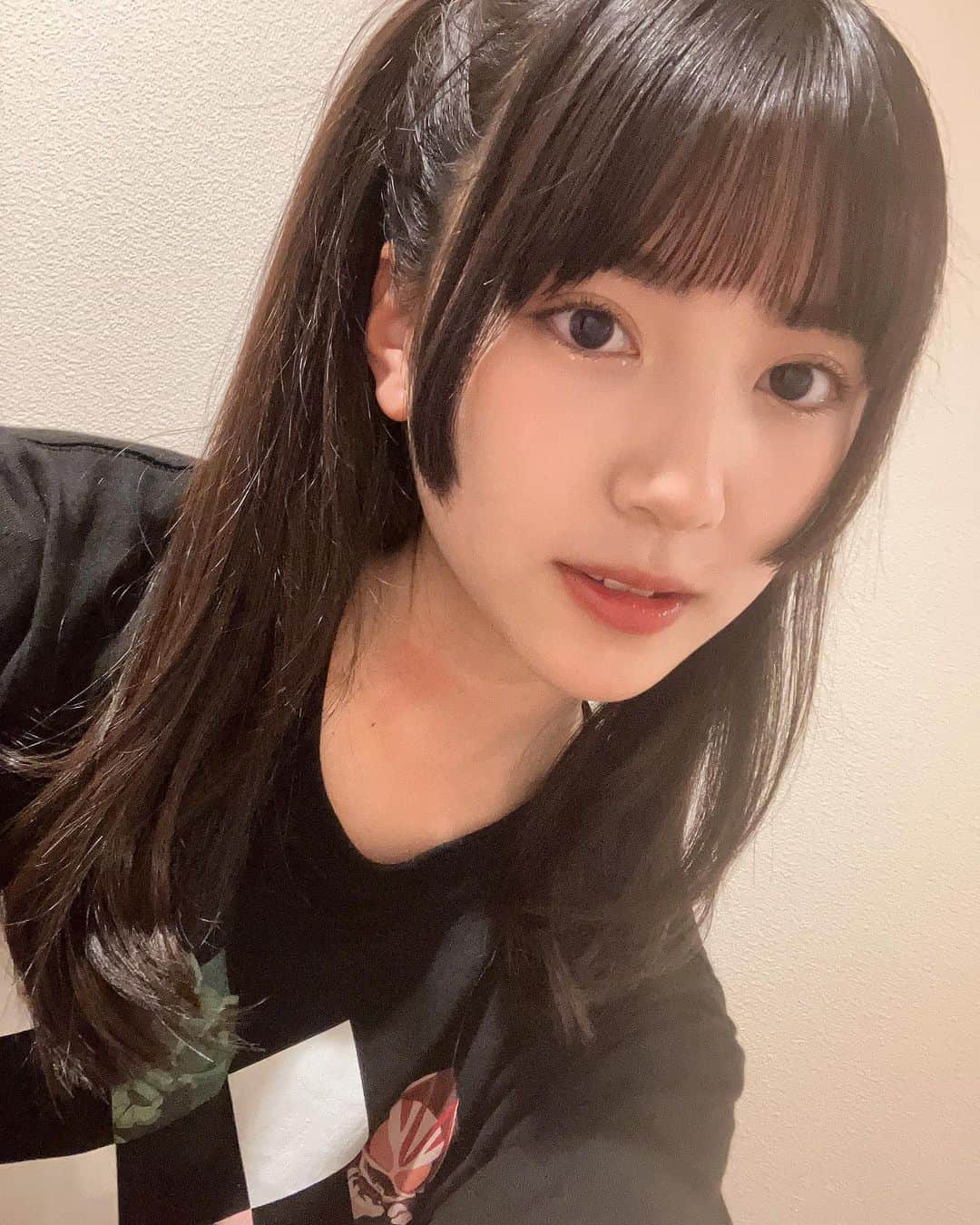 並木彩華さんのインスタグラム写真 - (並木彩華Instagram)「『仮面ライダーギーツ』34話 ありがとうございました！  ケケラとベロバ、、 一見、正反対のようですが実は似た者同士なのかもしれません。2人はこれから一体どう動いていくのでしょうか。  そして先日頂いたギーツのデフォルメTシャツ！とても可愛くてお気に入りです。是非皆さんもお揃いにしましょ〜 (最後はバッファの強化フォームのツノの真似をしたかった並木彩華です）  次回もお楽しみに！👅   #仮面ライダーギーツ #ベロバ #並木彩華」5月7日 11時54分 - ayaka_namiki.official