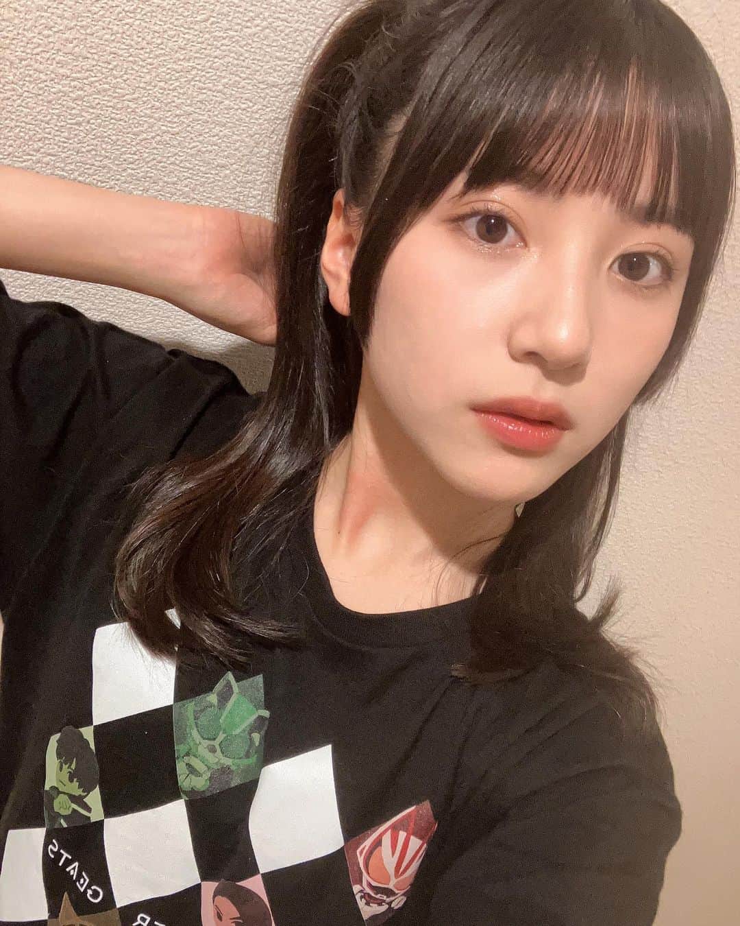 並木彩華のインスタグラム：「『仮面ライダーギーツ』34話 ありがとうございました！  ケケラとベロバ、、 一見、正反対のようですが実は似た者同士なのかもしれません。2人はこれから一体どう動いていくのでしょうか。  そして先日頂いたギーツのデフォルメTシャツ！とても可愛くてお気に入りです。是非皆さんもお揃いにしましょ〜 (最後はバッファの強化フォームのツノの真似をしたかった並木彩華です）  次回もお楽しみに！👅   #仮面ライダーギーツ #ベロバ #並木彩華」