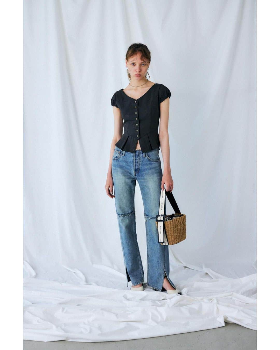 のインスタグラム：「EST & ONLINE STORE LIMITED COLLECTION  LUMINE EST LIMITED COLLECTION ・CORSET DESIGN BLOUSE(010GSK30-1810) 5月18日(木)よりMOUSSYルミネエスト新宿店にて限定発売開始  ONLINE STORE & LUMINE EST LIMITED LETTERING SERIES ・LETTERING RIBBON BUCKET BAG(010GST51-1890) ・STRAP PHONE CASE(010GST51-1910) ZOZOTOWNにて先行予約販売中 SHEL'TTER WEBSTOREでは5月11日(木)、MOUSSYルミネエエスト新宿店では5月18日(木)より限定発売開始  #MOUSSY」