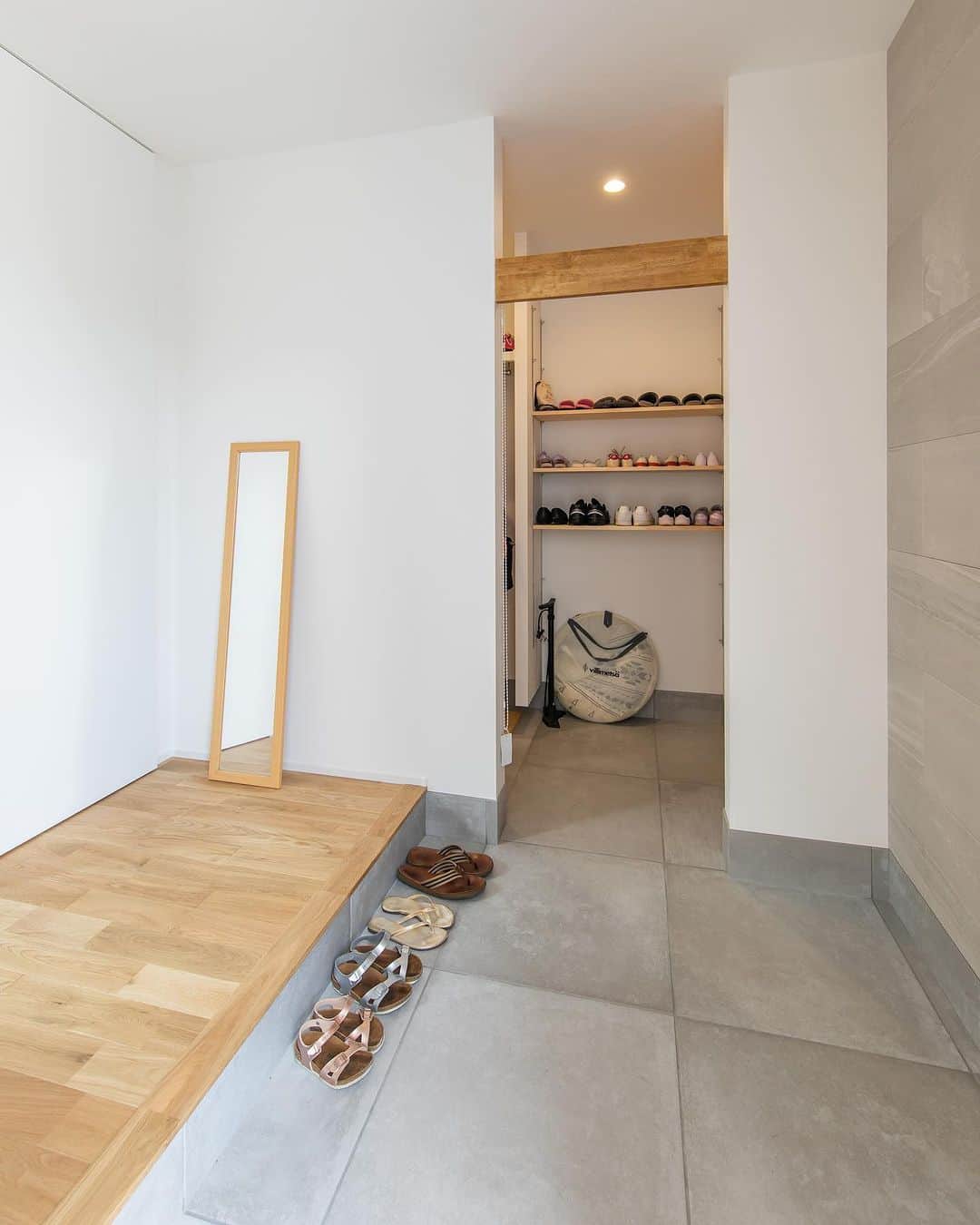 ルポハウス一級建築士事務所さんのインスタグラム写真 - (ルポハウス一級建築士事務所Instagram)「・ ・ ・ 空気浄化・湿度調整作用のある素材を採用した、清潔感のある玄関です。 ・ ブラインドを上げると柔らかな自然光が広がります。 ・ ・ ・ 担当設計士/石田悠衣 @yui_ishida_  ・ ・ 𓐌𓐌𓐌𓐌𓐌𓐌𓐌𓐌𓐌𓐌𓐌𓐌𓐌𓐌𓐌𓐌𓐌𓐌  ルポハウスの施工事例はこちらまで☞ @reposhouse  𓐌𓐌𓐌𓐌𓐌𓐌𓐌𓐌𓐌𓐌𓐌𓐌𓐌𓐌𓐌𓐌𓐌𓐌 #ルポハウス は#ちょっとかっこいい家 を"友人のために" という思いでつくっています。 一生に一度の#マイホーム。 「あなたにしかできない」×「ルポハウスだからできる」で、 私たちだけの#家づくり を思いっきり楽しんでみませんか？！ ・ ・ ・ #住宅 #注文住宅 #新築一戸建て #デザイナーズ住宅  #一級建築士事務所 #設計事務所 #滋賀県の設計事務所 #玄関 #玄関インテリア #名古屋モザイクタイル #コットメント600角 #シューズクローゼット #リクシルエコカラット #エコカラットプラス #ストーングレース #無垢床 #オーク床 #ナラ床」5月7日 12時00分 - reposhouse