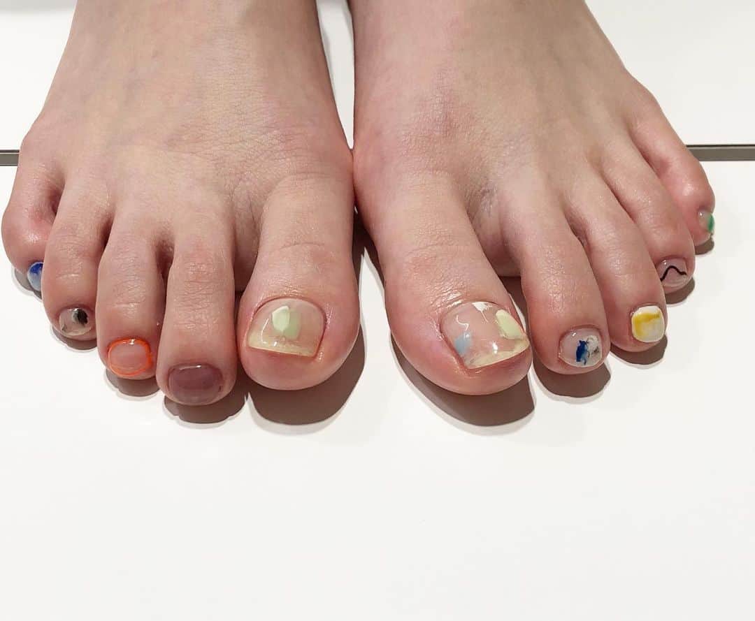 関根祥子のインスタグラム：「foot 🦶 ネイル  旅と瞑想の話を聞きながら お任せされたらこーなった😌✴︎  #mojonail #nail #nails #footnails  #pedicure」