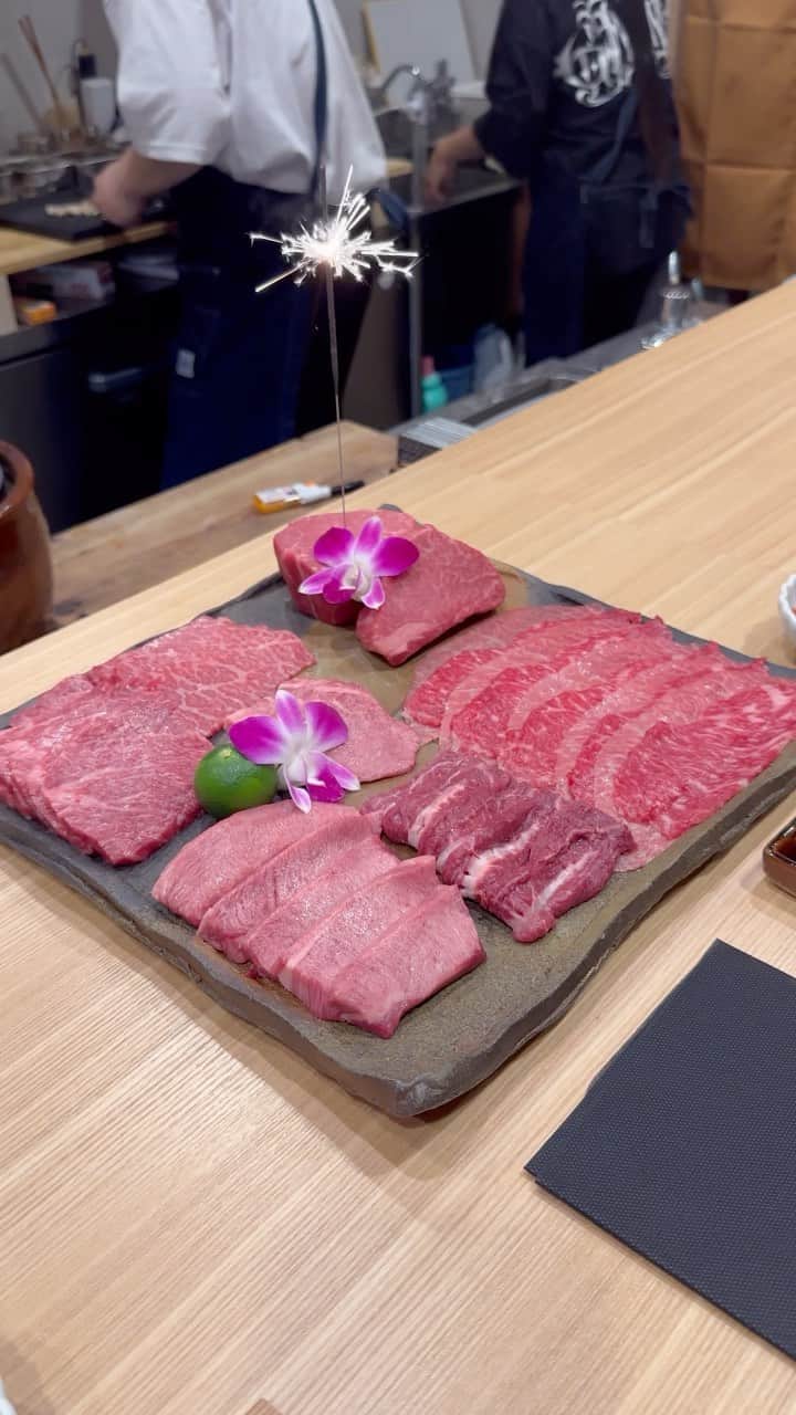 のインスタグラム：「大切な人の誕生日を、大好きなお店で…  #ハピバ #hbd #happybirthday  #お誕生日会 #肉ケーキ」