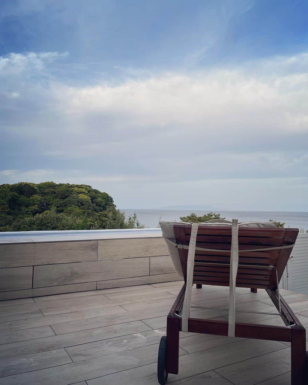 立花セリさんのインスタグラム写真 - (立花セリInstagram)「癒されすぎてずっとここに居たい。  静岡県が だいすきになりました🩵   #伊豆#白浜#シーシェル#プライベートプール付きヴィラ#ミニサントリーニ島#夕食食べたらお月様見ながらコロナタイム#虫の音が心地よい#この虫の鳴き声を「声」として認識できるのは、世界中で日本人とポリネシア人だけ」5月7日 12時15分 - celine_dion.jp