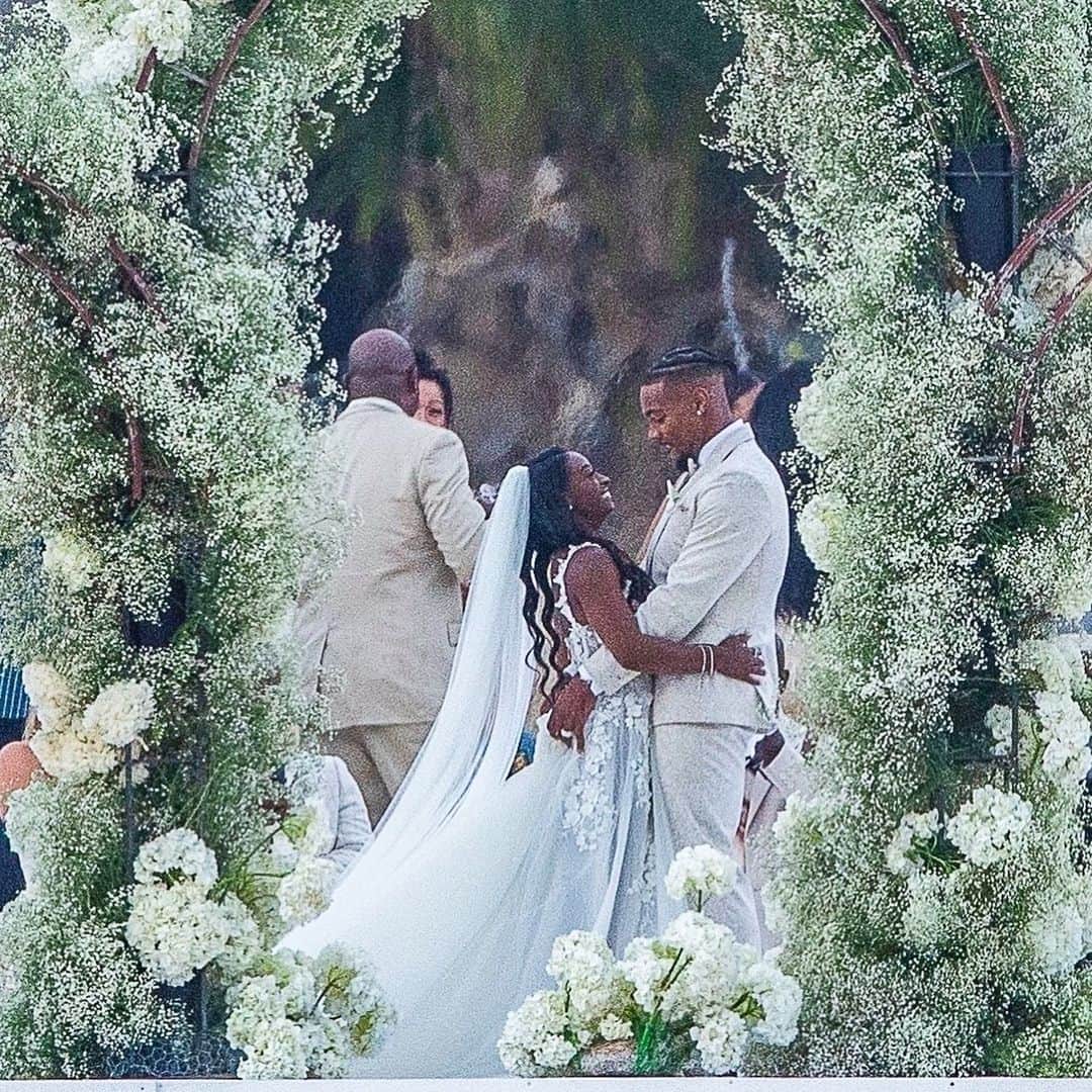 のインスタグラム：「Simone Biles and Jonathan Owens said "I do" for the second time in two weeks in a fairytale wedding in Cabo San Lucas. Tap this pic in the LINK IN BIO to see all the photos and details from the big day! Congrats to the happy couple!! #SimoneBiles #JonathanOwens Photos: Backgrid」