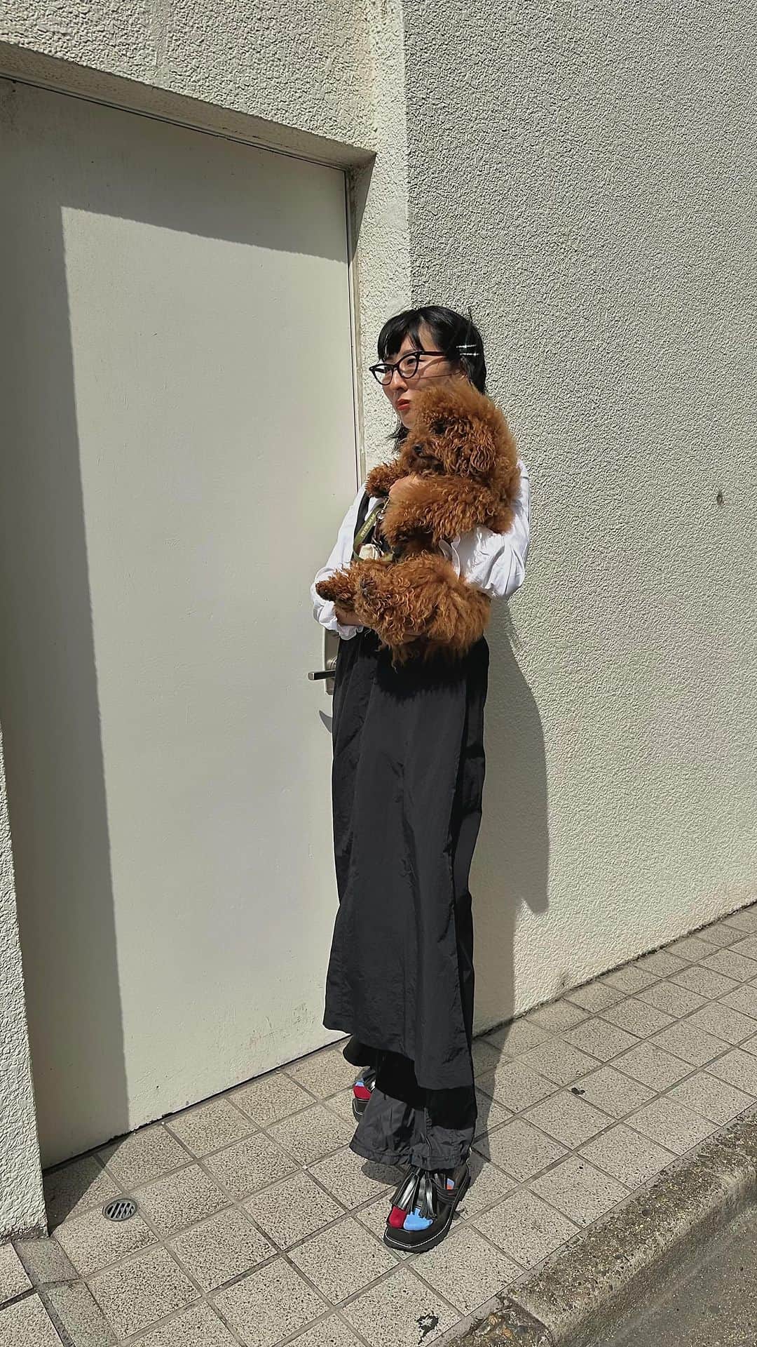 Hana4のインスタグラム：「2人してどこ見てんのよ🤭🐕  #GW 最終日は雨☔️ でも雨らしい1日にするのも良いよね！ 私は冷蔵庫整理でケーキを作ったり お家の片付けをしたり 家でジッとするのが苦手だけど 雨だとそれが楽しい❣️ 好きな曲爆音で流して 掃除しながら @_peace_official_ とダンス💃🕺  着てるお洋服は撥水加工されていて梅雨に向けてピッタリの @herin.cye のもの😋  @togaarchives のパンツを下に合わせて @pameopose の壊れたら死ぬくらい困る厚底サンダル 昔フリマで @tammyyy_stylist ちゃんから買った白シャツ ヴィンテージの @dior オムのトレンチでした🍐  #Hana4OOTD #fashiongram #loveandpeace」