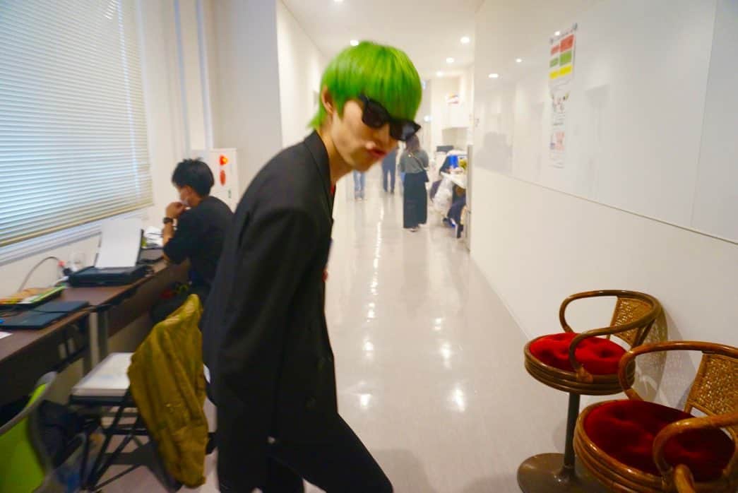 のインスタグラム：「「バニ楽屋へどうぞ💚」 からの 事務所ガールあゆみちゃん登場 物販担当」