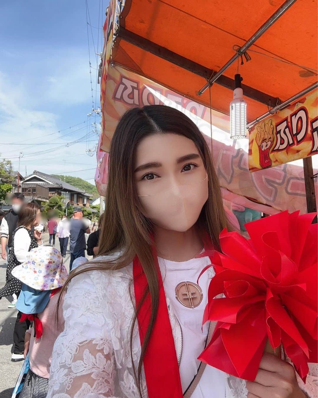マキろんのインスタグラム：「#国恩祭2023 国恩祭が盛大に行われました❗️ 宮内7台練りの迫力シーン🎬 最後に動画ありますのでみてください😊🙏  パパ4時起きからの 早朝から"やっさ"を担いで (休憩しろと言っても聞かず😂) 夜21時まで男を貫き最後まで 頑張りました❗️ 次の日から全身筋肉痛にて シップがお友達です😂  鶏肉をたくさん出して 酢の物を拵えて、どうせなら筋肉に なれと言わんばかりに ご飯を出してます🍗✨  話は変わりますが❣️ 昨年よりジェンダーレスの 動きも活発になり わが町では"お祭り女子部"が 出来ました❗️  当然ながら昔からの流れで "女はけがれ"とされ、お祭りに参加などは許されなかったのですが、  今年から 中高生を中心とした女の子たちが 法被&ねじりハチマキで活躍してくれてます❤️  まだまだ女のコがやっさを 担ぐのは許されません (伝統を尊重するならこの先一生担ぐことは許されないことはもちろん承知しております) 伝統文化と現代の流れの調和 そういう風が吹いただけでも とっても素晴らしいことやと 思います  子供たちがどんどん少なくなってきて、この辺りでは中学校がなくなり 担ぎ手も少なくなってきてます 私はこの地域の生まれではないけれど、住まわせていただいてる以上は 地域にたくさん貢献できたらと思ってます☺️  #無病息災#お祭りからジェンダーレスを考える#お祭り写真部 #お祭り女子   The Kokuon Festival was held grandly Check the videos,please There's so powerful scene  My husband very tired for festival because, He was carrid "japanese-yassa" I'm cooking fried chicken and chicken saute  ⛩️🕊️✨🌈 ❤️⛩️🕊️✨🌈  #令和のアラフィフ#山内智恵 #波動を上げる方法  #引き寄せの法則実践中」