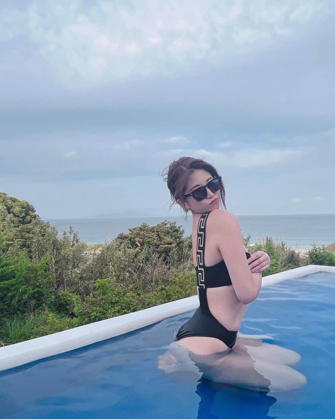立花セリさんのインスタグラム写真 - (立花セリInstagram)「可愛い水着を買いました🏖こっちは𝚋𝚕𝚊𝚌𝚔^🖤⋆͛*͛  楽しみで仕方なかった伊豆は、2日とも雨予報がなんと晴れに。たまげる  暑くて日に焼けてプライベートプールでいっぱい泳いで過ごしました。   #伊豆#白浜#シーシェル#プライベートプール付きヴィラ#だいすきなお姉ちゃんと#versace#水着#波の音と草木が揺れる音しか聞こえない#心を整える時間の大切さ」5月7日 12時14分 - celine_dion.jp