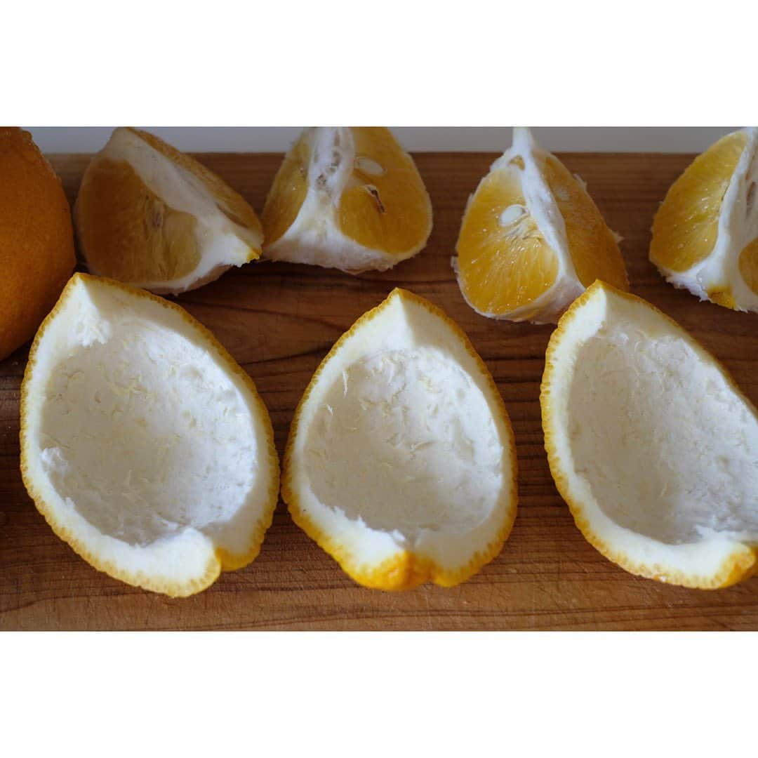 はなさんのインスタグラム写真 - (はなInstagram)「天然生活web『はなのお菓子』にて「甘夏のマーマレード」レシピが公開されました🍊GW最終日、冷蔵庫にある柑橘でぜひ作ってみてください😆手作りは香り高くて、最高に美味しいです🤤レシピはプロフURLから✨ ひっくり返すと富士山🗻になる器はスタイリスト石井あすかさんからいただきました😃 #天然生活web #はなのお菓子#甘夏マーマレード」5月7日 12時25分 - hanalovestaco