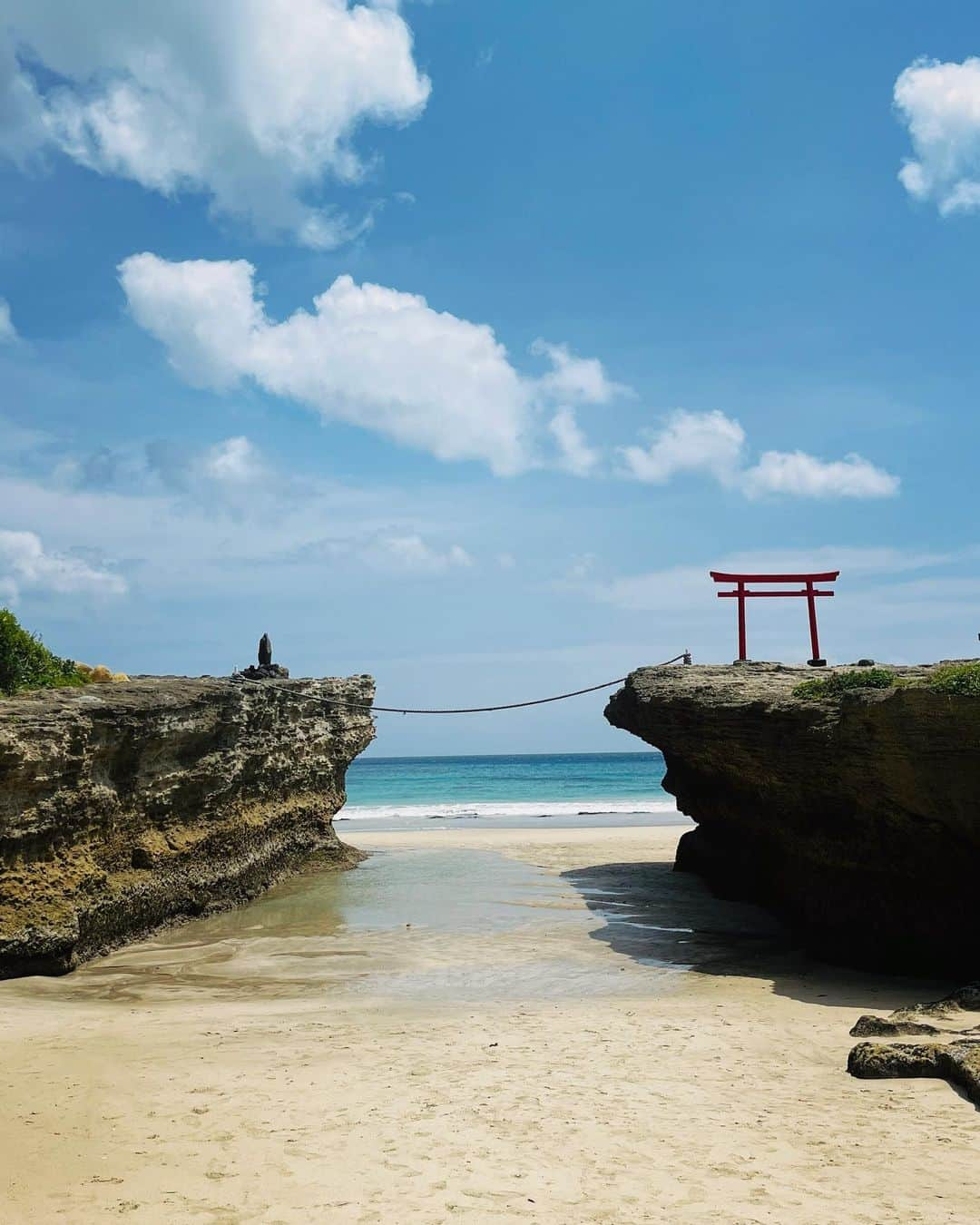 立花セリのインスタグラム：「縁結びと商売繁盛の神様に お願いしてきました🙏🫧 ͛.*   #白浜神社#白浜神社海の鳥居#晴れさせて頂き#本当にありがとうございました」